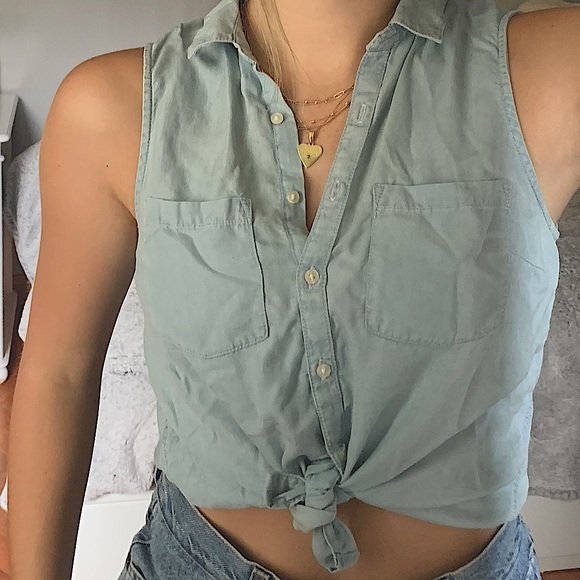 AMERICAN EAGLE SLEEVELESS COLLARED BUTTON UP TOP - Picture 1 of 4